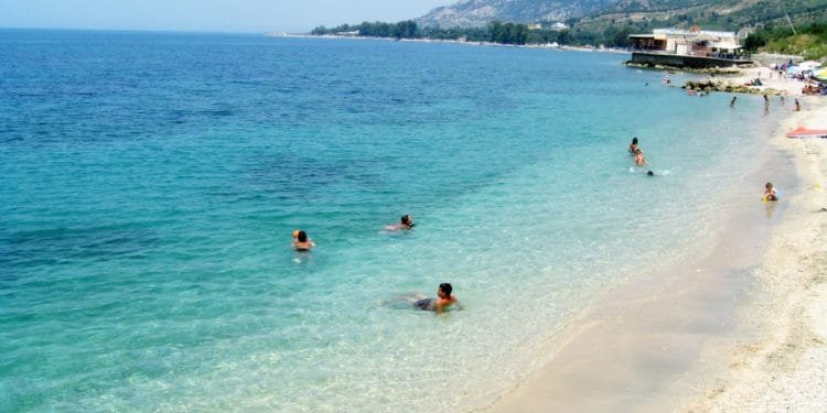 Brigjet e Vlorës plot me turistë/ Rrëfimi të huajve për kampingjet dhe detin Brigjet e Vlorës plot me turistë/ Rrëfimi të huajve për kampingjet dhe detin