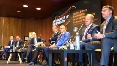 Amerikani zbut serbin: Jemi vëllezër me shqiptarët, mbështesim heqjen e vizave për Kosovën Amerikani zbut serbin: Jemi vëllezër me shqiptarët, mbështesim heqjen e vizave për Kosovën