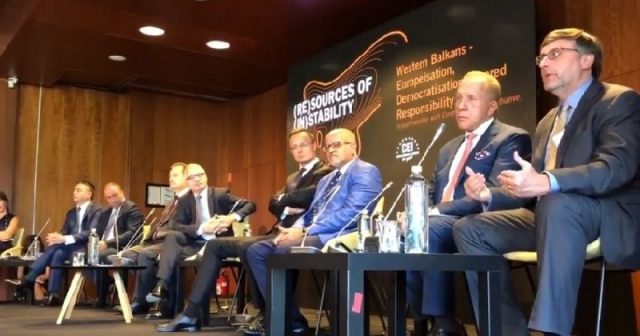 Amerikani zbut serbin: Jemi vëllezër me shqiptarët, mbështesim heqjen e vizave për Kosovën Amerikani zbut serbin: Jemi vëllezër me shqiptarët, mbështesim heqjen e vizave për Kosovën