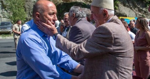 Haradinaj takon shqiptarët e Malit të Zi: Nga Shkodra e deri në Pazarin e Ri jemi vëllezër Haradinaj takon shqiptarët e Malit të Zi: Nga Shkodra e deri në Pazarin e Ri jemi vëllezër