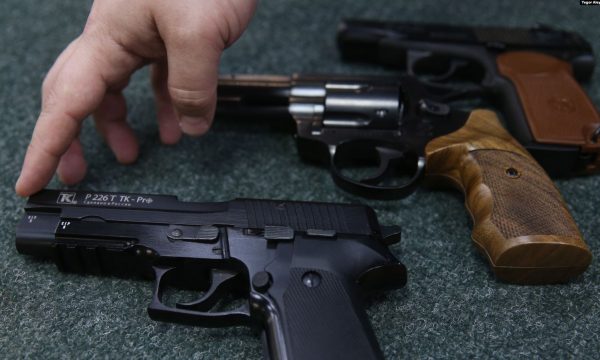 Rrëfime interesante, pse deputetët e ministrat e Kosovës mbajnë armë Rrëfime interesante, pse deputetët e ministrat e Kosovës mbajnë armë