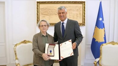 Thaçi dekoron të rënët në mbrojtje të tokave shqiptare gjatë Luftës së Dytë Botërore Thaçi dekoron të rënët në mbrojtje të tokave shqiptare gjatë Luftës së Dytë Botërore