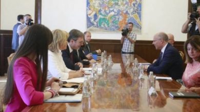 Deputeti i partisë së Merkelit takohet me Vuçiqin, flasin për marrëveshjen Kosovë-Serbi Deputeti i partisë së Merkelit takohet me Vuçiqin, flasin për marrëveshjen Kosovë-Serbi