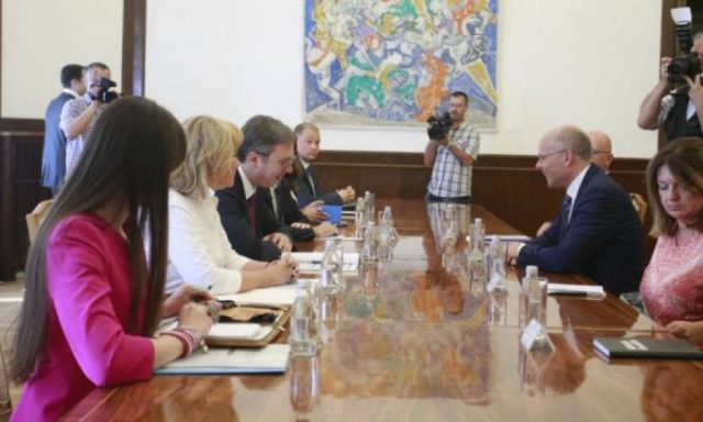 Deputeti i partisë së Merkelit takohet me Vuçiqin, flasin për marrëveshjen Kosovë-Serbi
