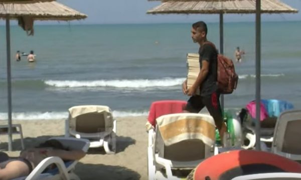 Njihuni me 18- vjeçarin që shet libra në plazh për shqiptarët Njihuni me 18- vjeçarin që shet libra në plazh për shqiptarët