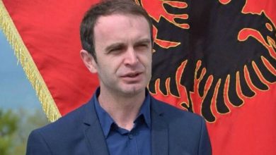 Gjeloshaj: Shqiptarët i respektojnë simbolet shtetëtore por flamuri shqiptar nuk respekohet në Mal të Zi Gjeloshaj: Shqiptarët i respektojnë simbolet shtetëtore por flamuri shqiptar nuk respekohet në Mal të Zi