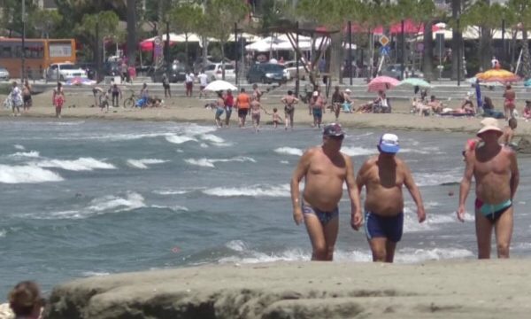 Në Vlorë bëhet plazh edhe në vjeshtë, më shumë e preferojnë të moshuarit Në Vlorë bëhet plazh edhe në vjeshtë, më shumë e preferojnë të moshuarit