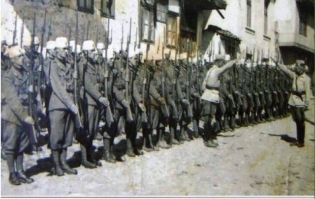 Luftëtarët shqiptar me plisa në kokë çliruan Maqedoninë! Luftëtarët shqiptar me plisa në kokë çliruan Maqedoninë!