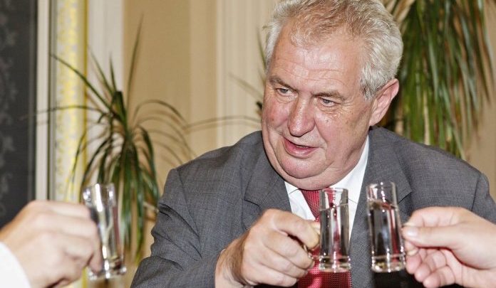 “Pyeti futbollistët çekë a ekziston Kosova o president pijanec” “Pyeti futbollistët çekë a ekziston Kosova o president pijanec”