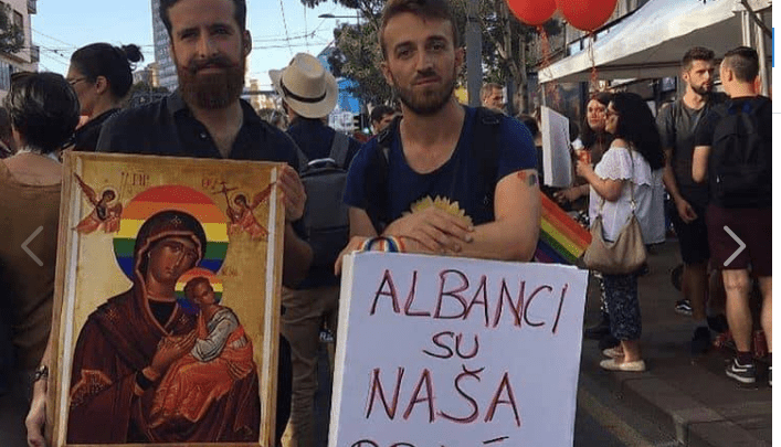 Serbët në mes Beogradit dalin me parulla: Shqiptarët janë vëllezërit tanë