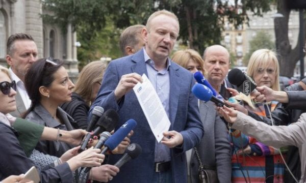 Kundërshtari i Vuçiç: Popujt serb e shqiptarë nuk mund të pajtohen me kriminelë lufte në krye Kundërshtari i Vuçiç: Popujt serb e shqiptarë nuk mund të pajtohen me kriminelë lufte në krye
