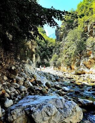 FOTOT: Kanioni i Setës zbulohet nga turistët si pjesë e shtegut të liqenit të luleve në Lurë FOTOT: Kanioni i Setës zbulohet nga turistët si pjesë e shtegut të liqenit të luleve në Lurë