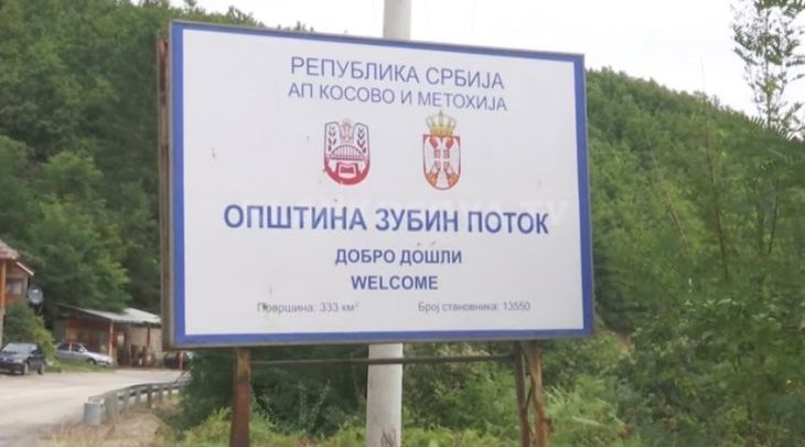 “Mirësevini në Krahinën Autonome të Kosovës pjesë e Serbisë” – tabela e Serbisë brenda Kosovës