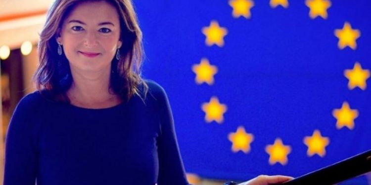 Tanja Fajon, në krah të shqiptarëve: Zgjohu Macron! Ky është turp… Tanja Fajon, në krah të shqiptarëve: Zgjohu Macron! Ky është turp…