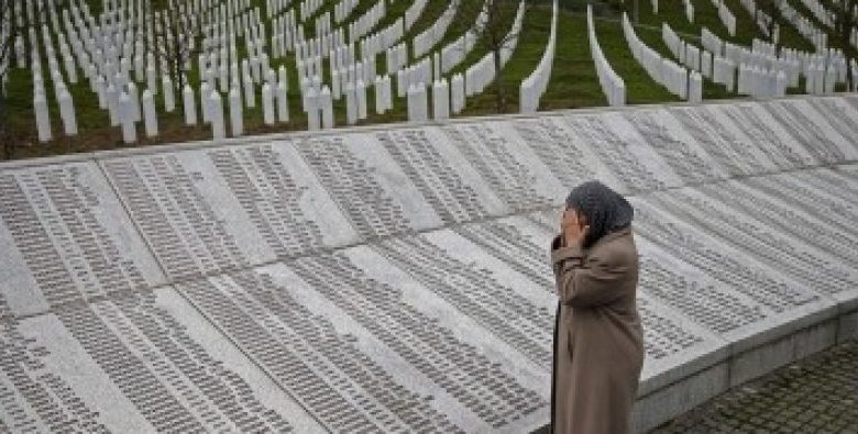 ”Nënat e Srebrenicës” do kërkojnë tërheqjen e Nobelit për Handke ”Nënat e Srebrenicës” do kërkojnë tërheqjen e Nobelit për Handke