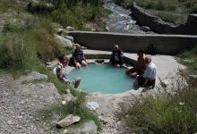 Njerëzit “dynden” në Elbasan, rendin drejt llixhave Njerëzit “dynden” në Elbasan, rendin drejt llixhave