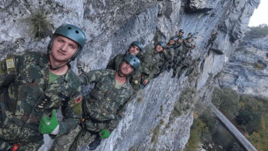 Në majë të shkëmbinjëve: Ushtria e Kosovës dhe e Shqipërisë duke realizuar një trajnim sfidues (FOTO) Në majë të shkëmbinjëve: Ushtria e Kosovës dhe e Shqipërisë duke realizuar një trajnim sfidues (FOTO)