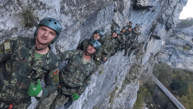 Në majë të shkëmbinjëve: Ushtria e Kosovës dhe e Shqipërisë duke realizuar një trajnim sfidues (FOTO) Në majë të shkëmbinjëve: Ushtria e Kosovës dhe e Shqipërisë duke realizuar një trajnim sfidues (FOTO)