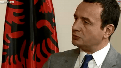 Kurti u shfaq me flamurin shqiptar gjatë intervistës së televizionit serb, ‘shpërthejnë’ mediat në Serbi Kurti u shfaq me flamurin shqiptar gjatë intervistës së televizionit serb, ‘shpërthejnë’ mediat në Serbi