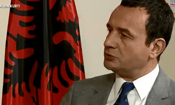 Kurti u shfaq me flamurin shqiptar gjatë intervistës së televizionit serb, ‘shpërthejnë’ mediat në Serbi Kurti u shfaq me flamurin shqiptar gjatë intervistës së televizionit serb, ‘shpërthejnë’ mediat në Serbi