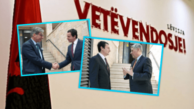 Ambasadorët me të fuqishëm në Kosovë refuzojnë flamurin shqiptar, fotografohen me Kurtin jashtë zyrës së VV’së Ambasadorët me të fuqishëm në Kosovë refuzojnë flamurin shqiptar, fotografohen me Kurtin jashtë zyrës së VV’së
