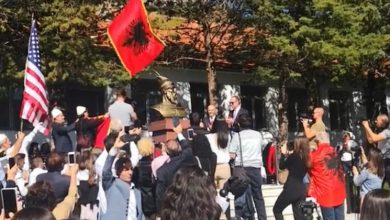 Në Triesh të Malësisë u zbulua busti i Gjergj Kastriotit Skënderbeut (VIDEO) Në Triesh të Malësisë u zbulua busti i Gjergj Kastriotit Skënderbeut (VIDEO)