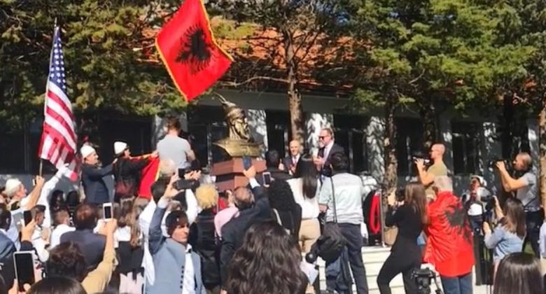 Në Triesh të Malësisë u zbulua busti i Gjergj Kastriotit Skënderbeut (VIDEO)