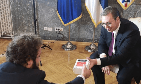 Gazetari i dhuron fjalor të gjuhës shqipe Vuçiç: Për t`u kuptuar më mirë në të ardhmen sesa në të kaluarën