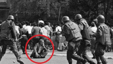 Kush është burri i ulur këmbëkryq në mes të dhunës serbe, fotoja e rrallë e gushtit 1990 Kush është burri i ulur këmbëkryq në mes të dhunës serbe, fotoja e rrallë e gushtit 1990