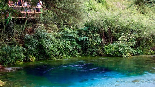 Plagosja e dy turistëve nga gurët, Syrit të Kaltër i vendoset “dryni” Plagosja e dy turistëve nga gurët, Syrit të Kaltër i vendoset “dryni”