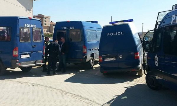 Policia e Kosovës nuk e lejon skuadrën serbe të futet në Kosovë Policia e Kosovës nuk e lejon skuadrën serbe të futet në Kosovë