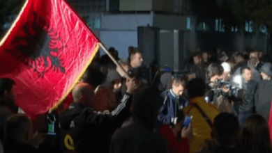 Simpatizantë të Lëvizjes Vetëvendosje fillojnë festën në Prishtinë Simpatizantë të Lëvizjes Vetëvendosje fillojnë festën në Prishtinë