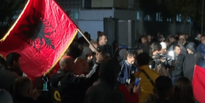 Simpatizantë të Lëvizjes Vetëvendosje fillojnë festën në Prishtinë