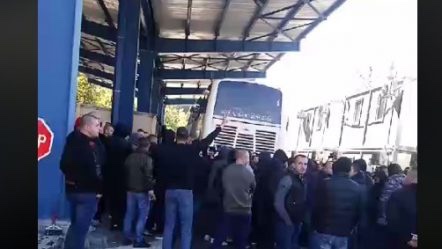 Video/ Tension në veri të Kosovës, policia ndalon ekipin dhe tifozët e Crvena Zvezdës Video/ Tension në veri të Kosovës, policia ndalon ekipin dhe tifozët e Crvena Zvezdës