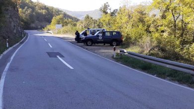 Dalin pamjet: Pjesëtarët e ROSU në pikën kufitare për ta ndaluar hyrjen e ekipit serb (VIDEO) Dalin pamjet: Pjesëtarët e ROSU në pikën kufitare për ta ndaluar hyrjen e ekipit serb (VIDEO)