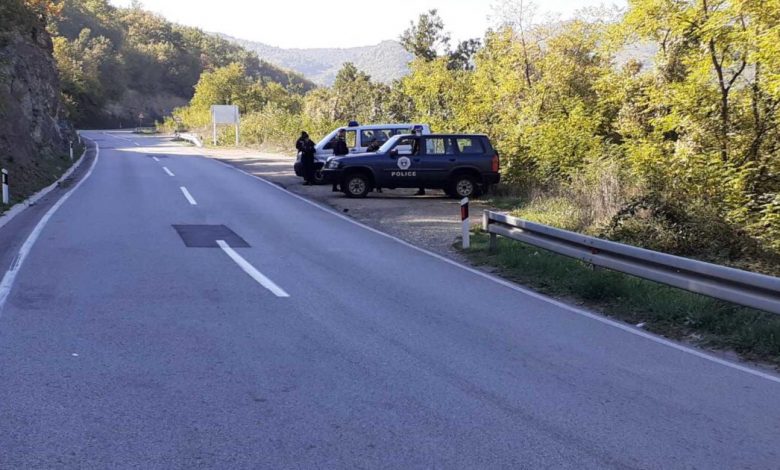 Dalin pamjet: Pjesëtarët e ROSU në pikën kufitare për ta ndaluar hyrjen e ekipit serb (VIDEO) Dalin pamjet: Pjesëtarët e ROSU në pikën kufitare për ta ndaluar hyrjen e ekipit serb (VIDEO)