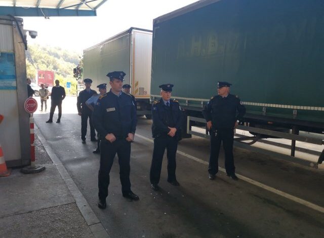 VIDEO/ Policia nuk lejon Crvena Zvezdën të hyjë në Kosovë, i detyron të kthehen andej nga erdhën VIDEO/ Policia nuk lejon Crvena Zvezdën të hyjë në Kosovë, i detyron të kthehen andej nga erdhën