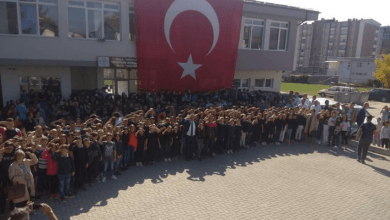 E turpshme/ Mësues e nxënës në Gostivar nderojnë me përshëndetje ushtarake, mbështetje ofensivës turke në Siri (FOTO)