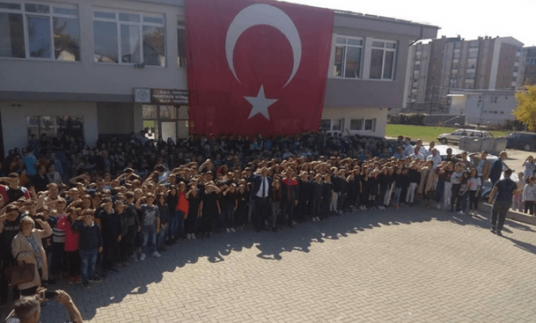 E turpshme/ Mësues e nxënës në Gostivar nderojnë me përshëndetje ushtarake, mbështetje ofensivës turke në Siri (FOTO)