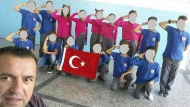 Skandal: Keqpërdoren fëmijët e Prizrenit, detyrohen të bëjnë përshëndetje ushtarake në mbështetje të terrorit ndaj kurdëve Skandal: Keqpërdoren fëmijët e Prizrenit, detyrohen të bëjnë përshëndetje ushtarake në mbështetje të terrorit ndaj kurdëve