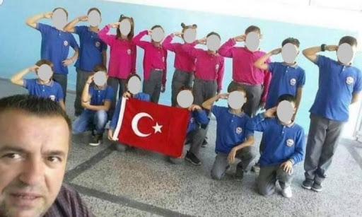 Skandal: Keqpërdoren fëmijët e Prizrenit, detyrohen të bëjnë përshëndetje ushtarake në mbështetje të terrorit ndaj kurdëve Skandal: Keqpërdoren fëmijët e Prizrenit, detyrohen të bëjnë përshëndetje ushtarake në mbështetje të terrorit ndaj kurdëve