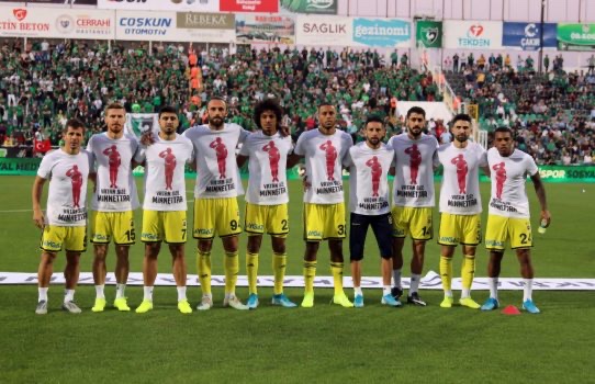 “Atdheu mirënjohës për ju”/ Muriqi bashkë me Fenerbaçen në krah të ushtrisë turke