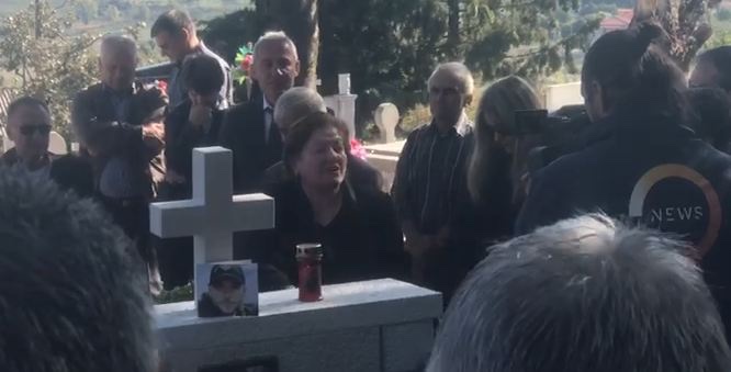 Thirrje të dhunshme te varri i të birit! E ëma e Kacifasit: Shfarosini; Vorio Epiri është tokë greke (VIDEO) Thirrje të dhunshme te varri i të birit! E ëma e Kacifasit: Shfarosini; Vorio Epiri është tokë greke (VIDEO)