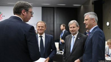 Vuçiç thumbon Thaçin para liderëve të Ballkanit: Pse bën sikur nuk di serbisht? Vuçiç thumbon Thaçin para liderëve të Ballkanit: Pse bën sikur nuk di serbisht?