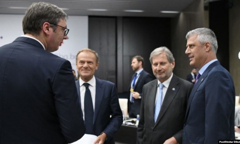 Vuçiç thumbon Thaçin para liderëve të Ballkanit: Pse bën sikur nuk di serbisht? Vuçiç thumbon Thaçin para liderëve të Ballkanit: Pse bën sikur nuk di serbisht?