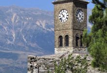 Gjirokastra mbërthen turistët, 140 mijë vizitorë të huaj dhe vendas vetëm këtë sezon turistik Gjirokastra mbërthen turistët, 140 mijë vizitorë të huaj dhe vendas vetëm këtë sezon turistik
