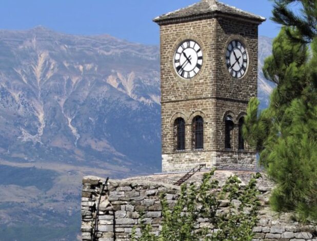 Gjirokastra mbërthen turistët, 140 mijë vizitorë të huaj dhe vendas vetëm këtë sezon turistik Gjirokastra mbërthen turistët, 140 mijë vizitorë të huaj dhe vendas vetëm këtë sezon turistik