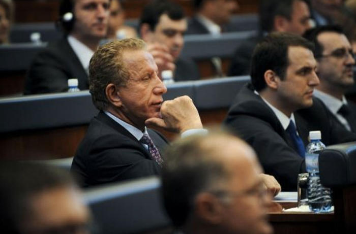 I tronditur, Pacolli thërret shqiptarët në peticion I tronditur, Pacolli thërret shqiptarët në peticion