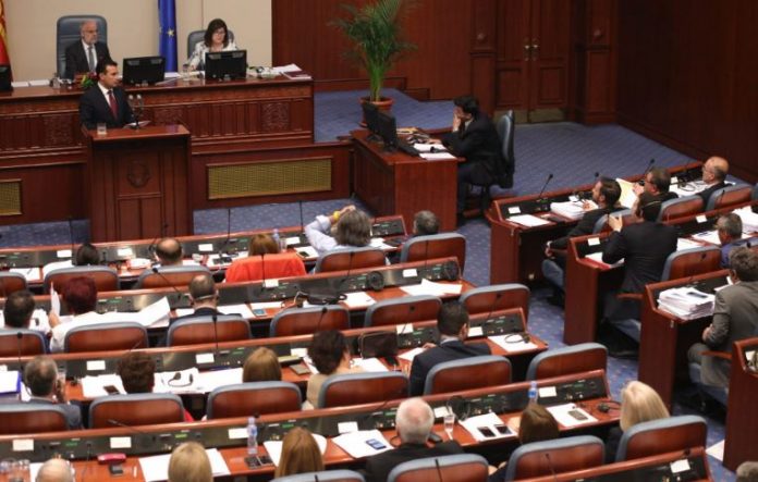 Miratohet ligji për përdorimin e gjuhëve, gjoba deri 5 mijë euro nëse nuk respektohet gjuha shqipe Miratohet ligji për përdorimin e gjuhëve, gjoba deri 5 mijë euro nëse nuk respektohet gjuha shqipe