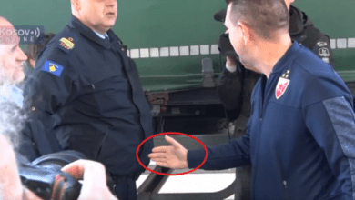 Momenti epik, polici i Kosovës refuzoi t’ia jap dorën zyrtarit të Crvena Zvezdas (VIDEO) Momenti epik, polici i Kosovës refuzoi t’ia jap dorën zyrtarit të Crvena Zvezdas (VIDEO)